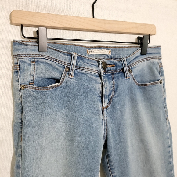Free People Low-rise, light wash Skinny Jeans, size 26 - Picture 3 of 8